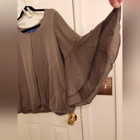 Apt. 9 Bell Sleeve Banded Bottom Top XL - Picture 9 of 11